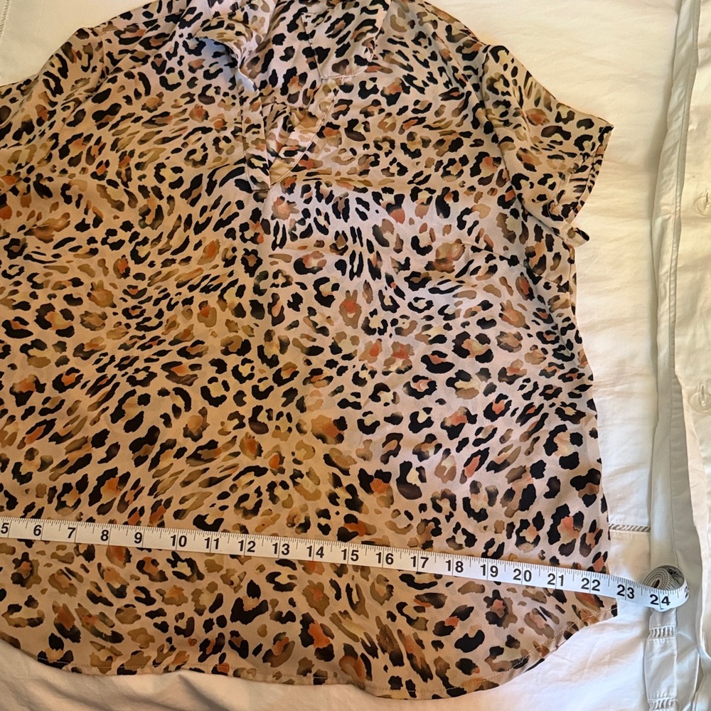 🧡 CAbi Leopard Print Top - Picture 8 of 9